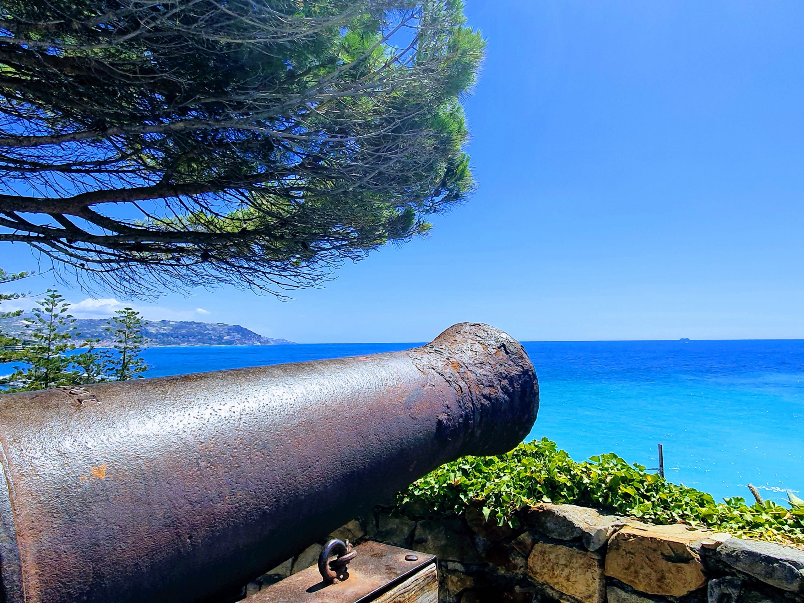 BORDIGHERA – L’eleganza del Liberty ed il borgo antico. · 2