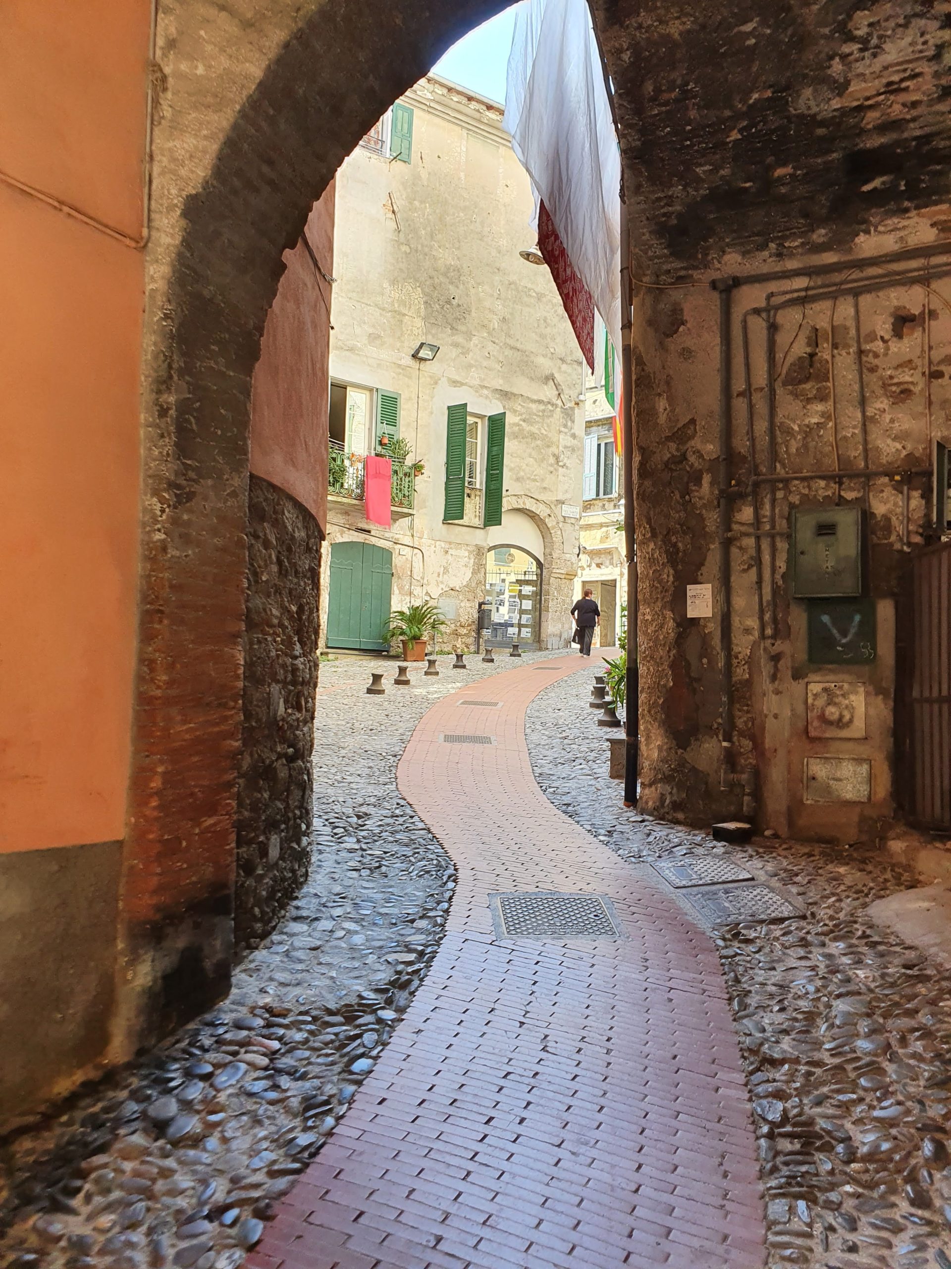 VENTIMIGLIA ALTA – Il fascino di un borgo incantevole e la bellezza delle baie nascoste. · 2