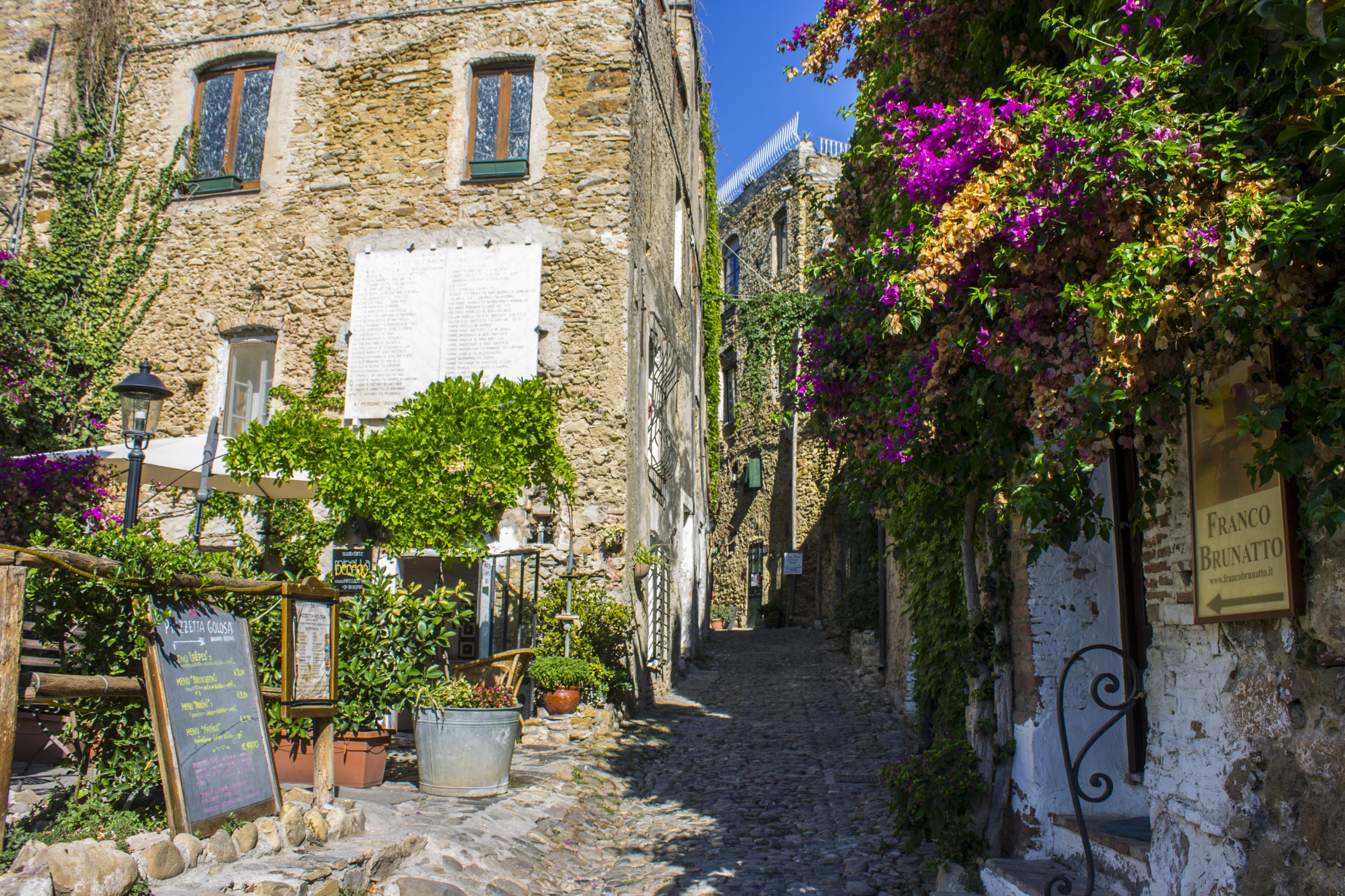 BUSSANA VECCHIA – Il villaggio fantasma che rivive con artisti ed artigiani · 2