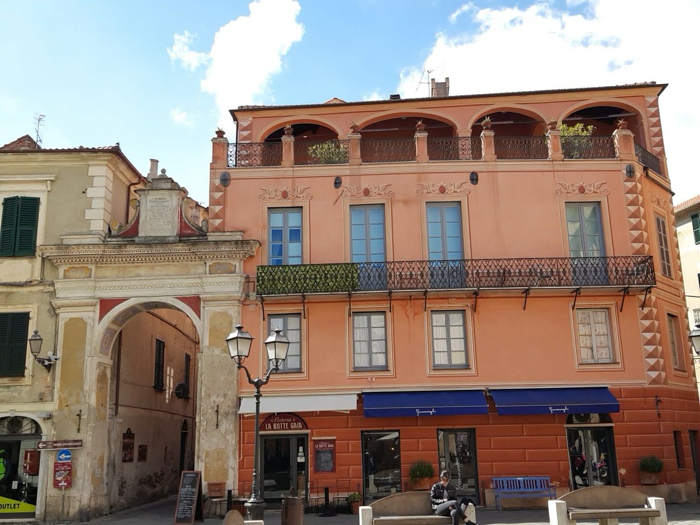 FINALBORGO, ECCEZIONE LIGURE – Il fascino di una capitale, la suggestione della bellezza · 2