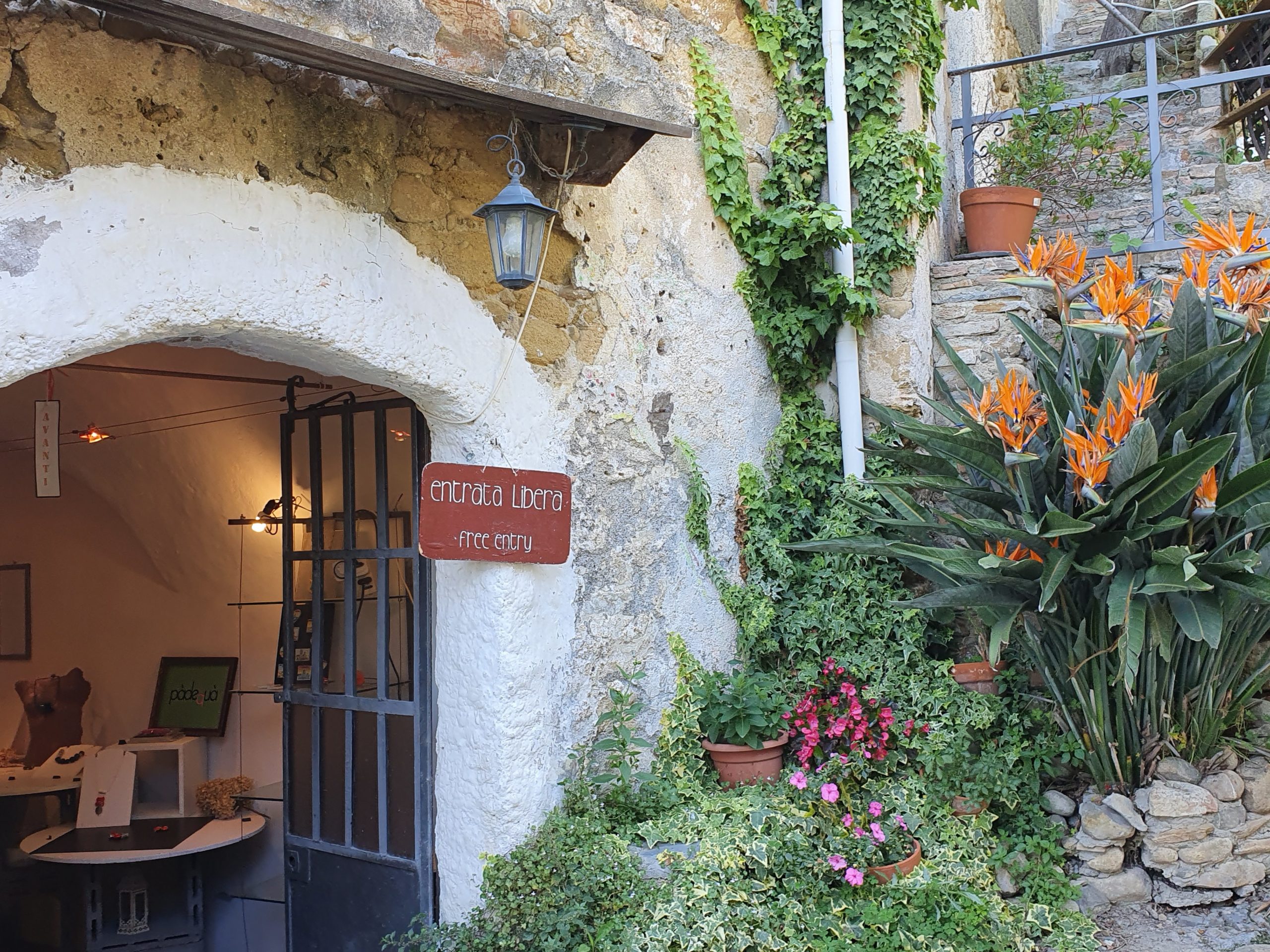 BUSSANA VECCHIA – Il villaggio fantasma che rivive con artisti ed artigiani · 10
