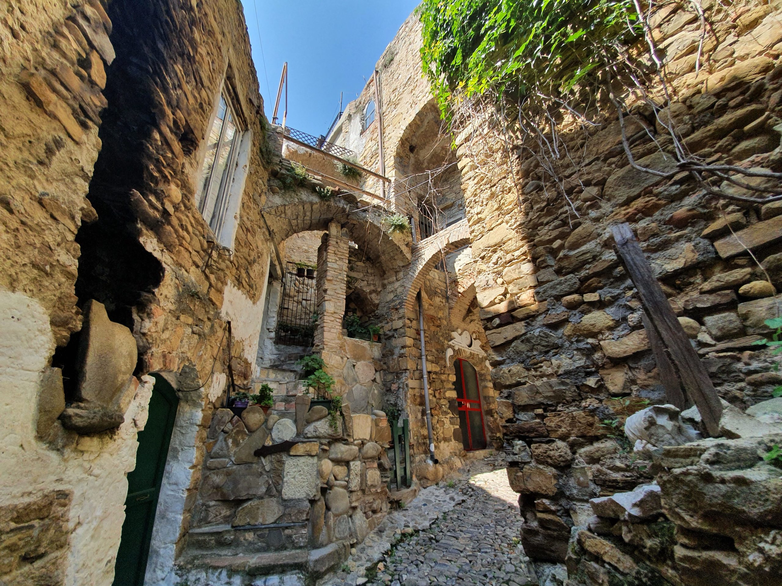 BUSSANA VECCHIA – Il villaggio fantasma che rivive con artisti ed artigiani · 6