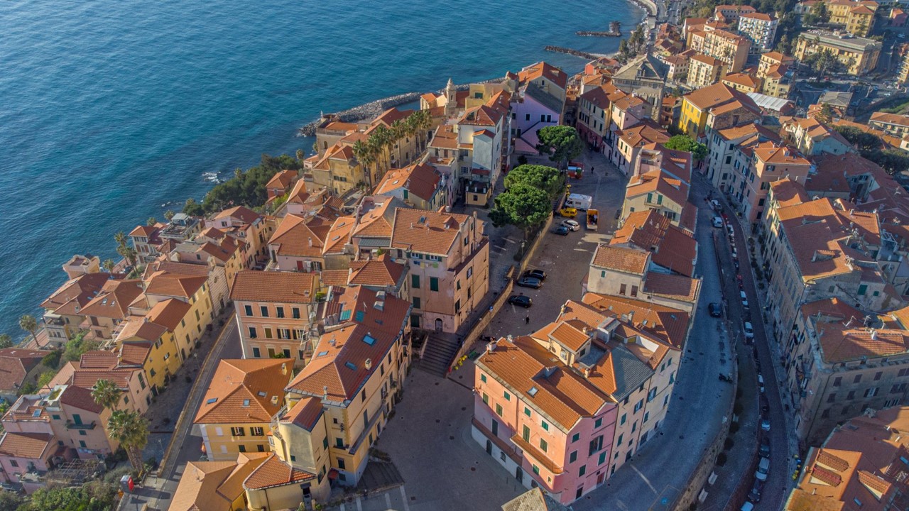 PORTO MAURIZIO & PARASIO – I colori e i profumi di un autentico borgo ligure · 4